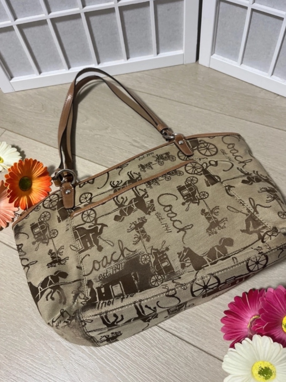 Preloved [100 % Authentic] vintage Coach Horse & Carriage Jacquard Pleated Tote - Picture 6 of 11
